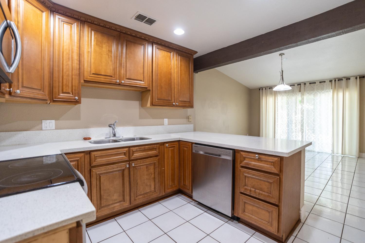Detail Gallery Image 8 of 35 For 8547 Still Woods Ct, Sacramento,  CA 95828 - 2 Beds | 2 Baths