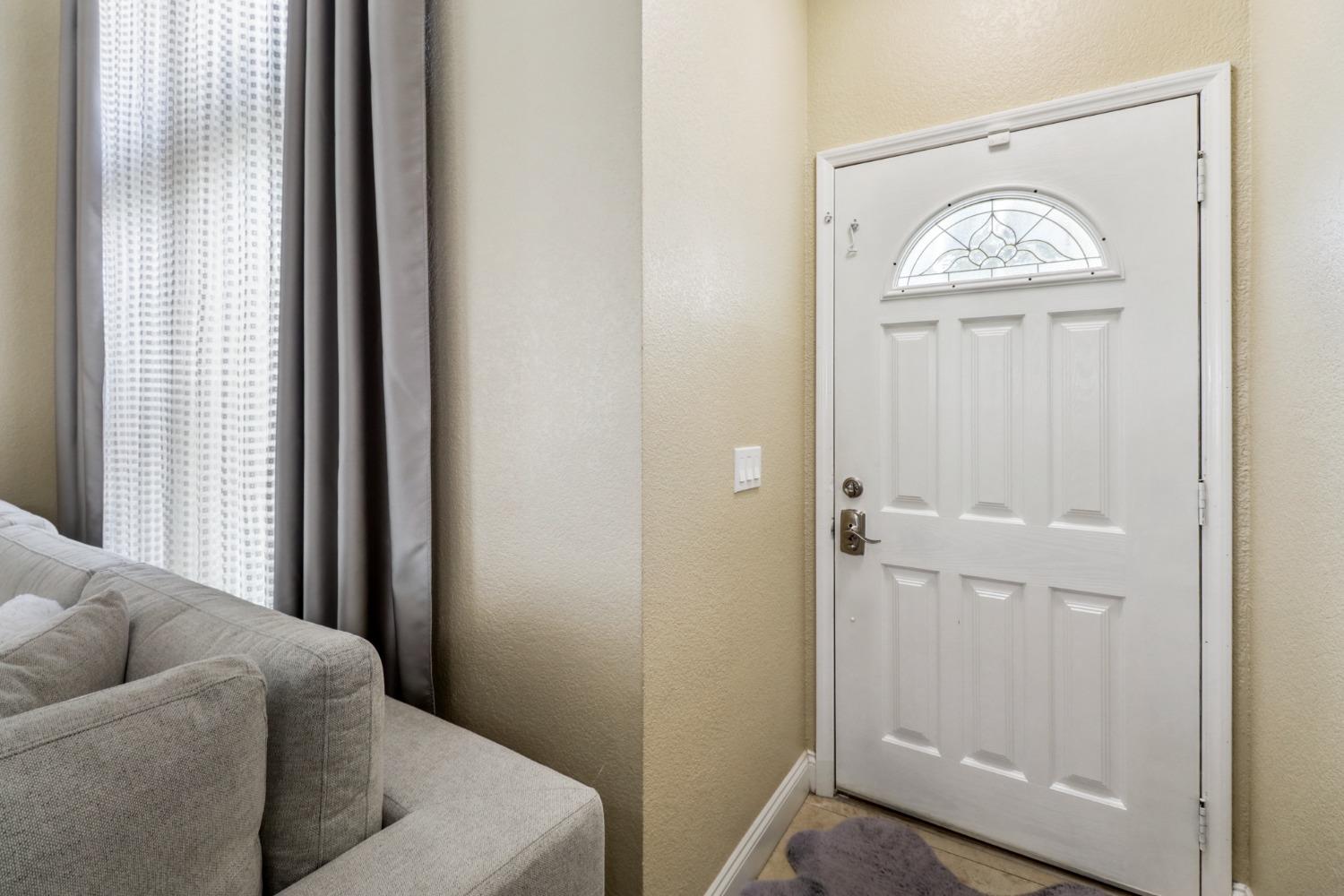 Detail Gallery Image 4 of 43 For 8520 Oakenshield Cir, Antelope,  CA 95843 - 3 Beds | 2/1 Baths