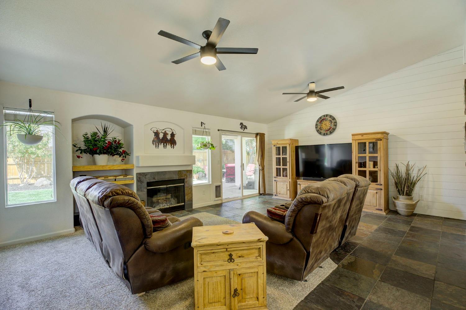 Detail Gallery Image 5 of 23 For 403 Donner Ct, Wheatland,  CA 95692 - 3 Beds | 2 Baths
