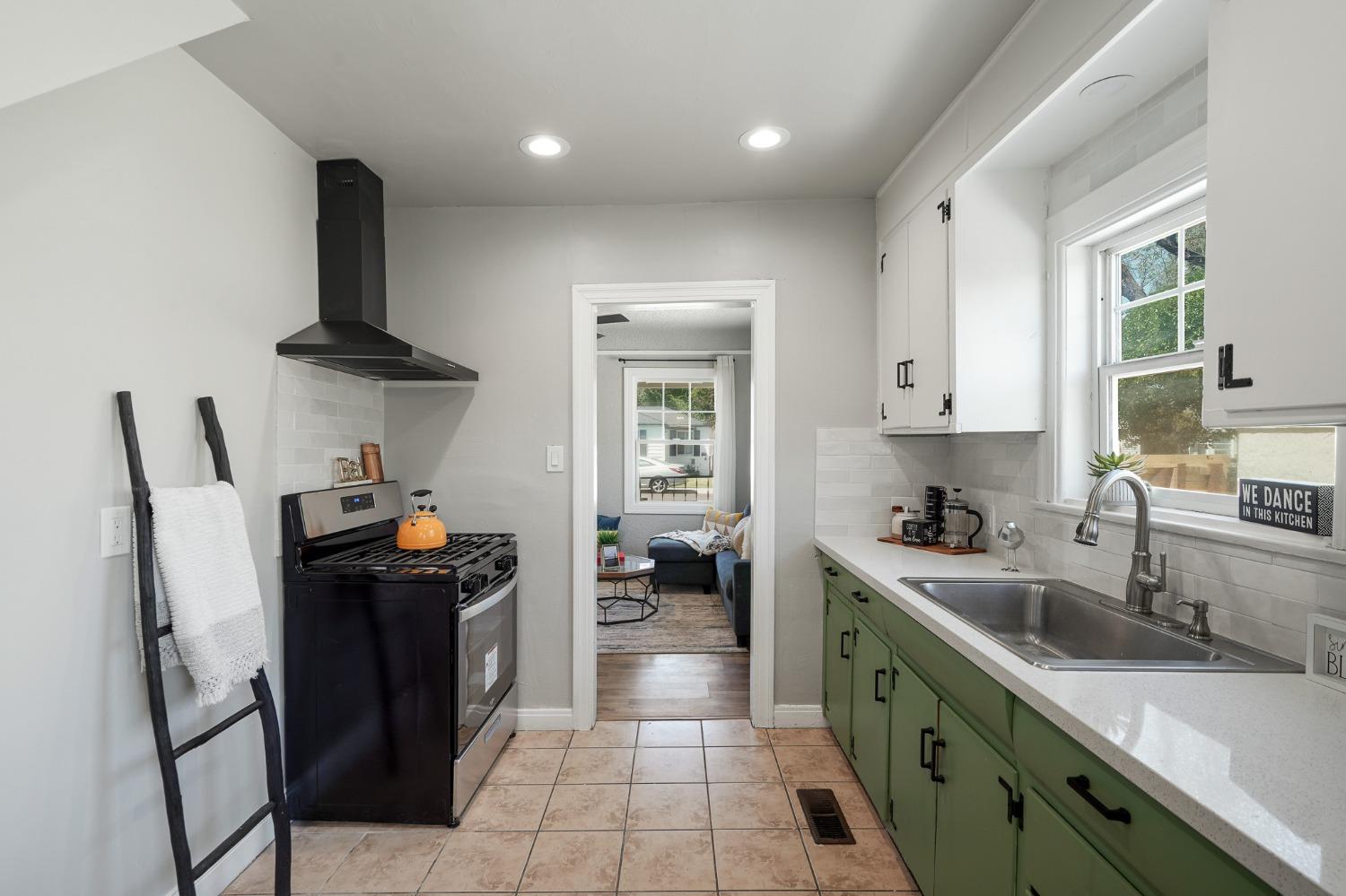 Detail Gallery Image 21 of 41 For 1914 Elmwood Ave, Stockton,  CA 95204 - 4 Beds | 2 Baths