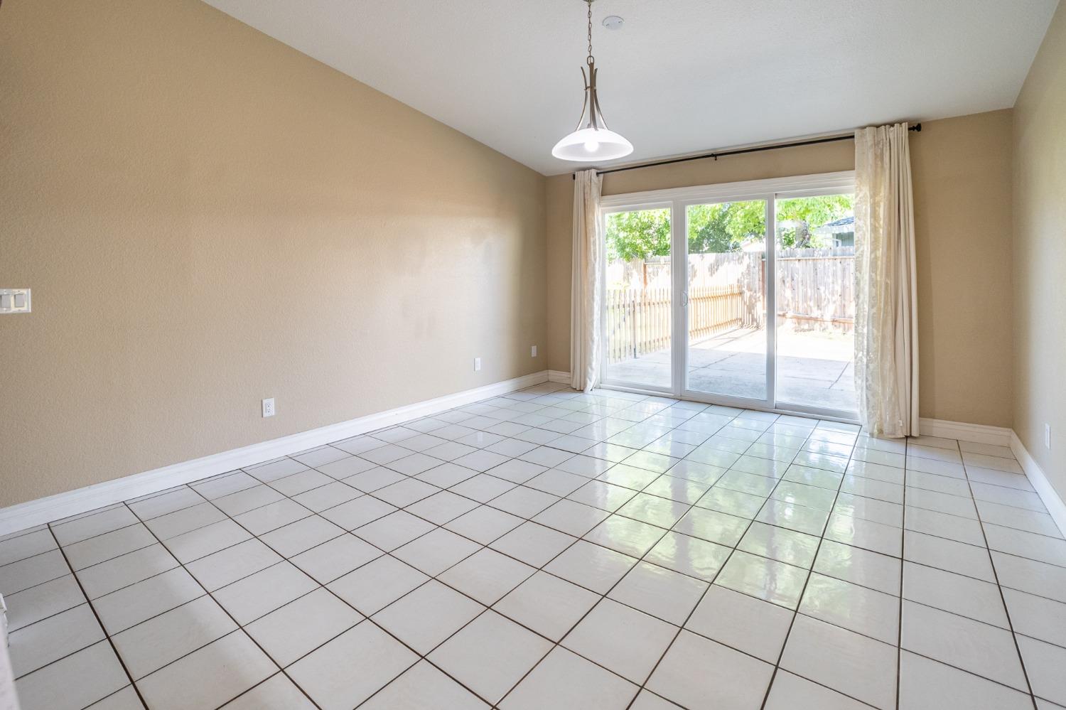 Detail Gallery Image 12 of 35 For 8547 Still Woods Ct, Sacramento,  CA 95828 - 2 Beds | 2 Baths