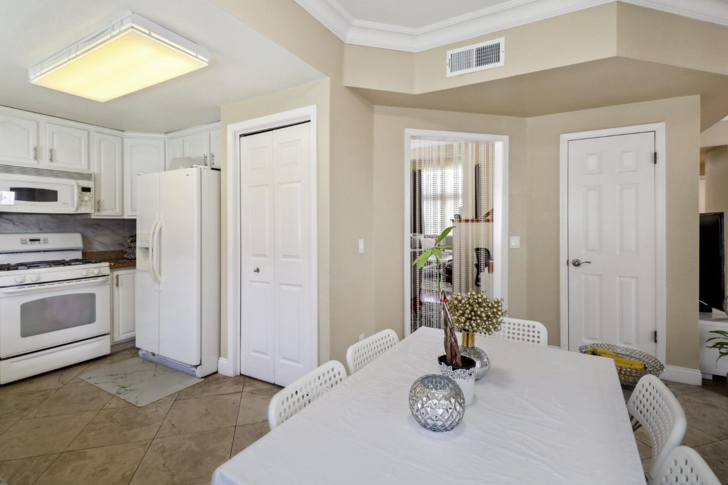 Detail Gallery Image 14 of 43 For 8520 Oakenshield Cir, Antelope,  CA 95843 - 3 Beds | 2/1 Baths
