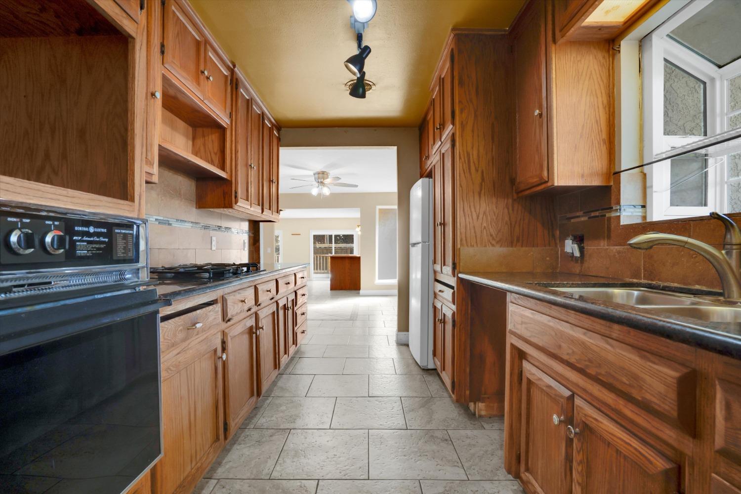 Detail Gallery Image 8 of 27 For 300 S 7th St, Patterson,  CA 95363 - 3 Beds | 2 Baths