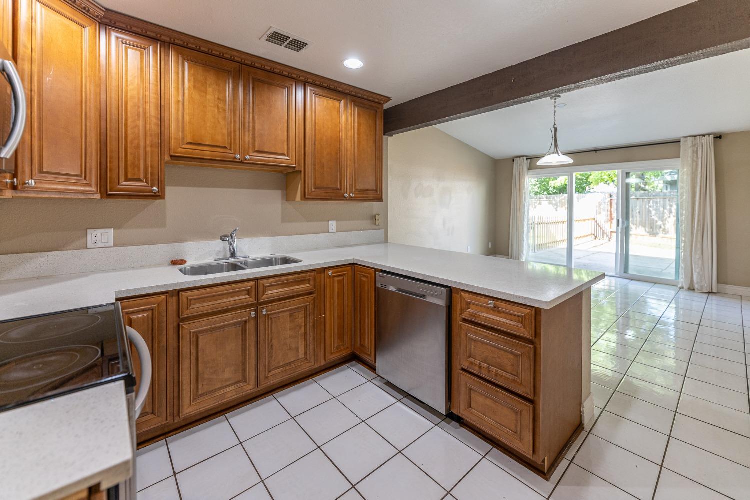 Detail Gallery Image 9 of 35 For 8547 Still Woods Ct, Sacramento,  CA 95828 - 2 Beds | 2 Baths
