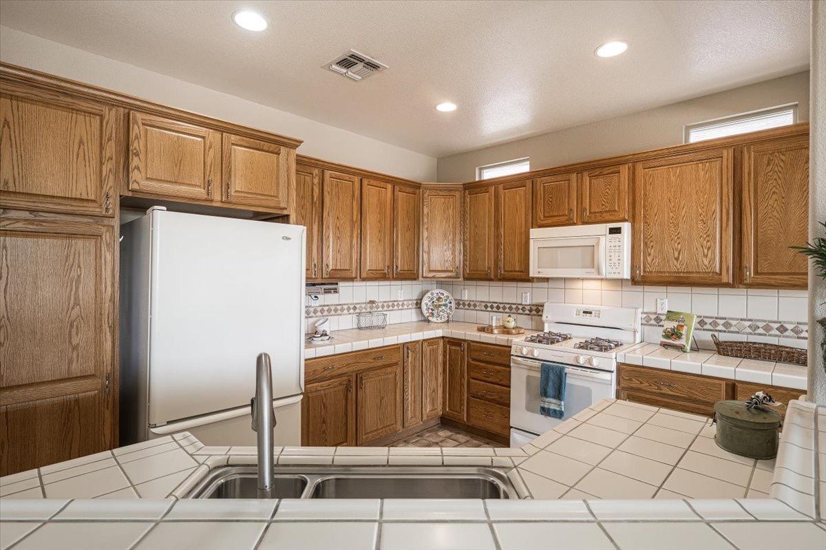 Detail Gallery Image 8 of 29 For 244 Lariat Loop, Lincoln,  CA 95648 - 2 Beds | 2 Baths