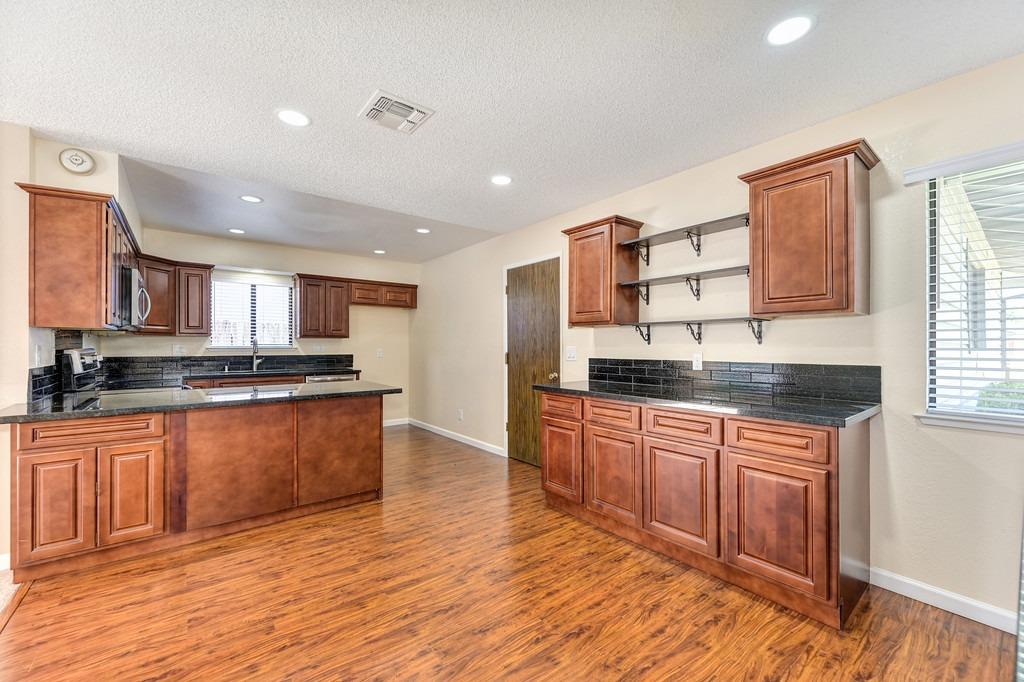 Detail Gallery Image 9 of 42 For 7501 Saybrook Dr, Citrus Heights,  CA 95621 - 3 Beds | 2 Baths