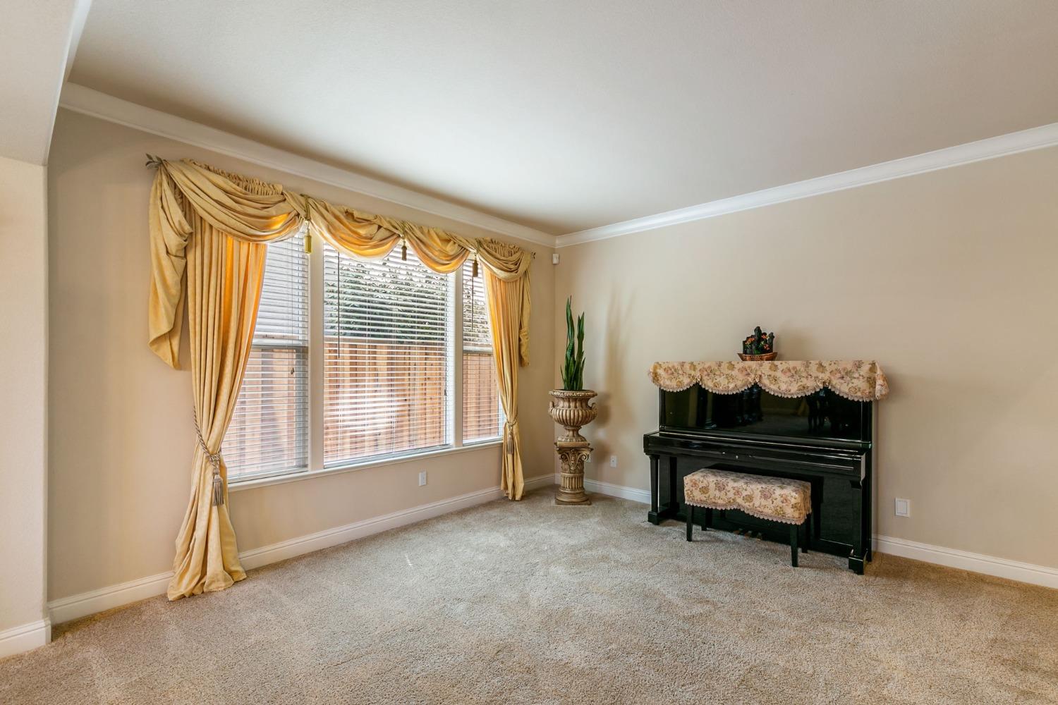 Detail Gallery Image 12 of 76 For 1680 Baroness Way, Roseville,  CA 95747 - 4 Beds | 4/1 Baths