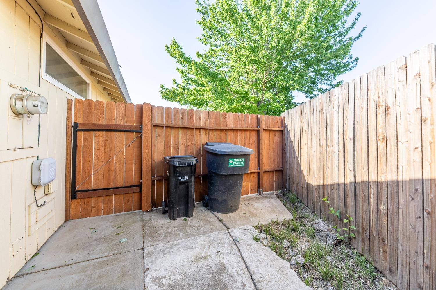 Detail Gallery Image 32 of 35 For 8547 Still Woods Ct, Sacramento,  CA 95828 - 2 Beds | 2 Baths