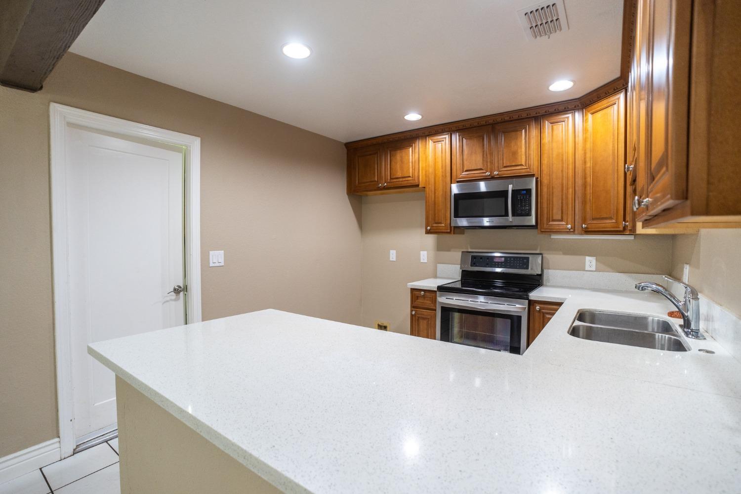 Detail Gallery Image 5 of 35 For 8547 Still Woods Ct, Sacramento,  CA 95828 - 2 Beds | 2 Baths
