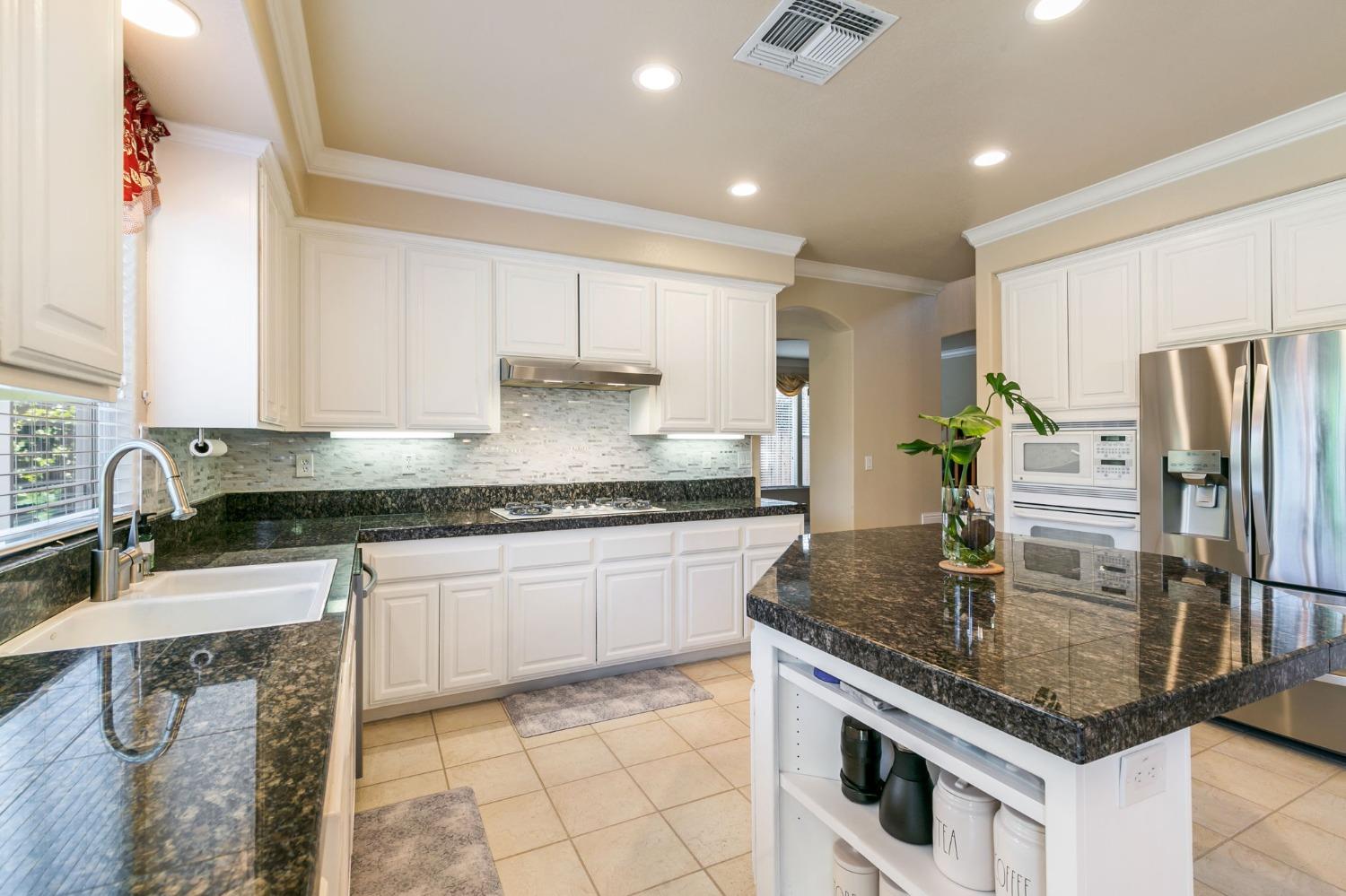 Detail Gallery Image 18 of 76 For 1680 Baroness Way, Roseville,  CA 95747 - 4 Beds | 4/1 Baths