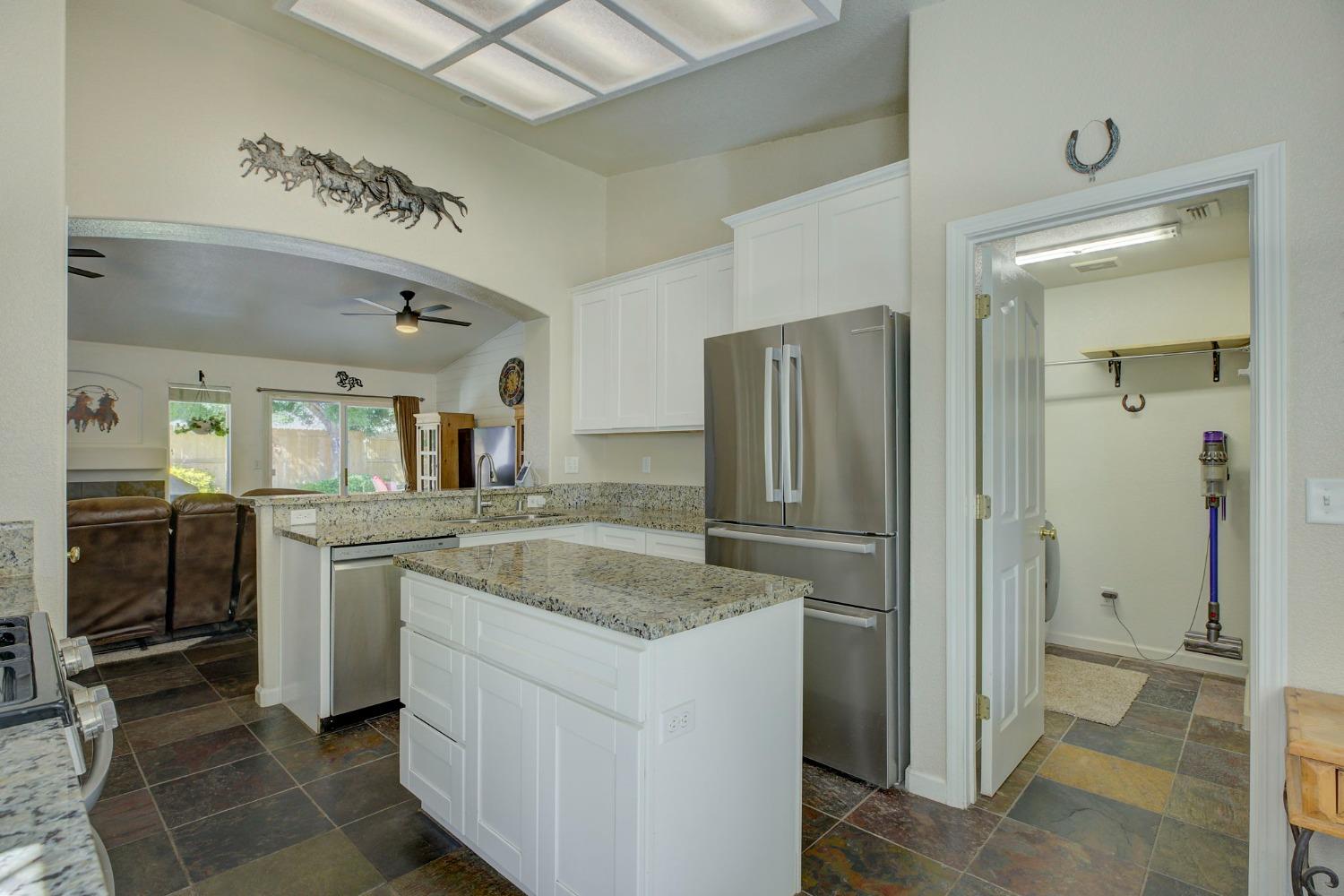 Detail Gallery Image 10 of 23 For 403 Donner Ct, Wheatland,  CA 95692 - 3 Beds | 2 Baths
