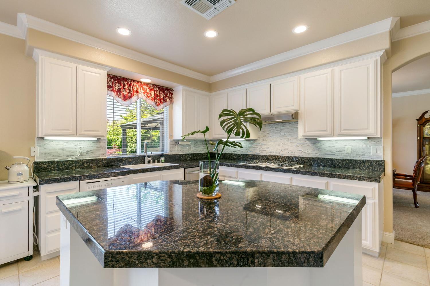 Detail Gallery Image 16 of 76 For 1680 Baroness Way, Roseville,  CA 95747 - 4 Beds | 4/1 Baths