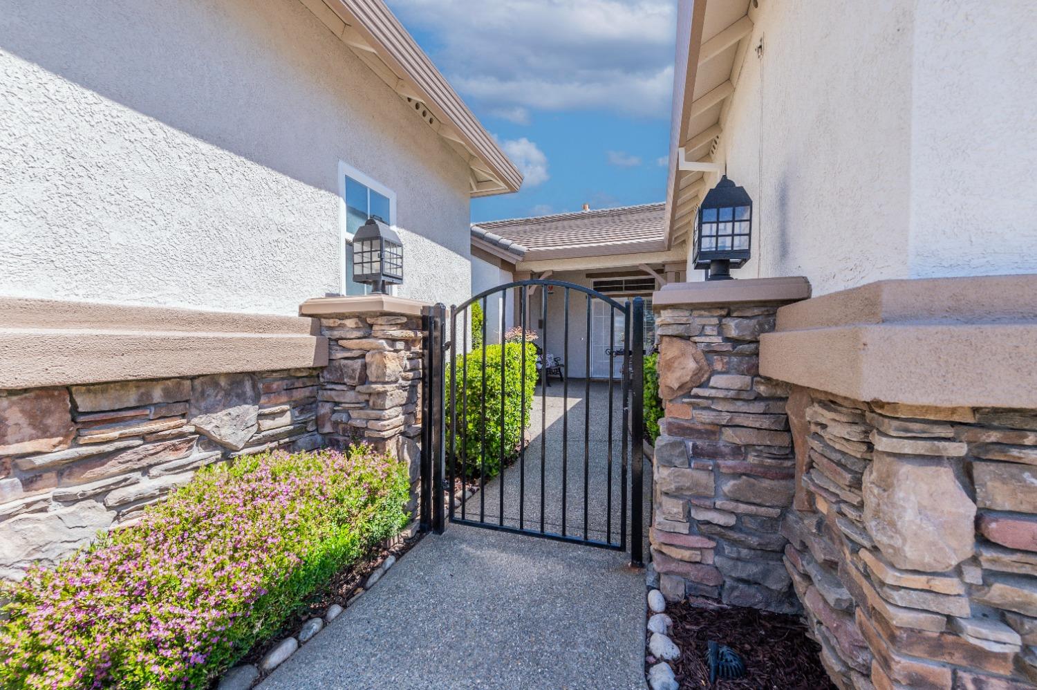 Detail Gallery Image 3 of 42 For 7020 Buggy Whip Ln, Roseville,  CA 95747 - 2 Beds | 2 Baths