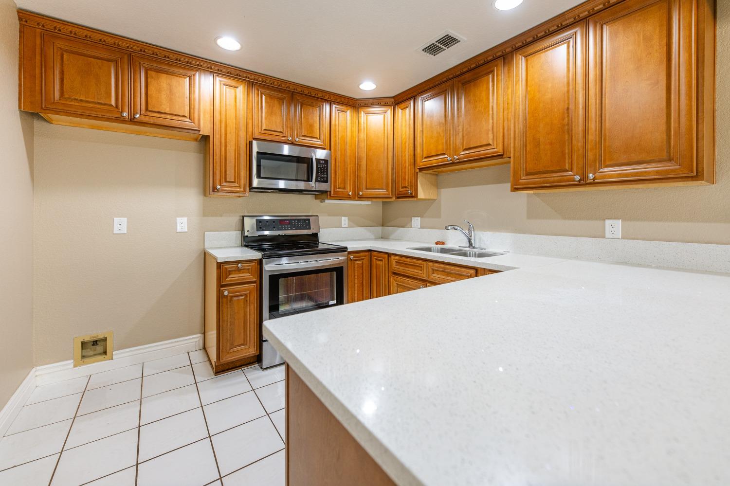 Detail Gallery Image 10 of 35 For 8547 Still Woods Ct, Sacramento,  CA 95828 - 2 Beds | 2 Baths
