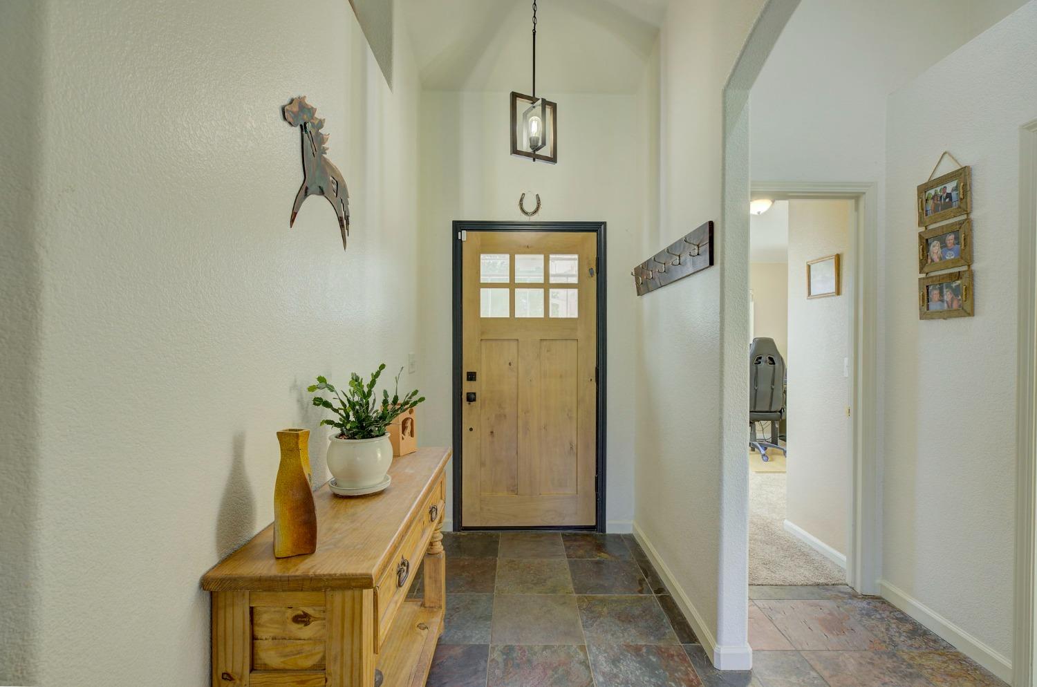 Detail Gallery Image 4 of 23 For 403 Donner Ct, Wheatland,  CA 95692 - 3 Beds | 2 Baths