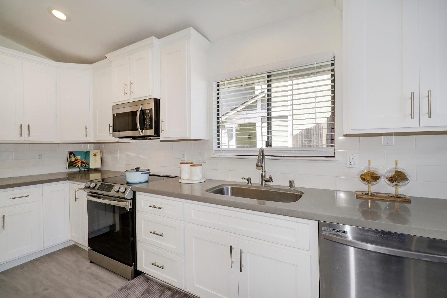 Detail Gallery Image 11 of 42 For 6441 Sunnyfield Way, Sacramento,  CA 95823 - 3 Beds | 2 Baths