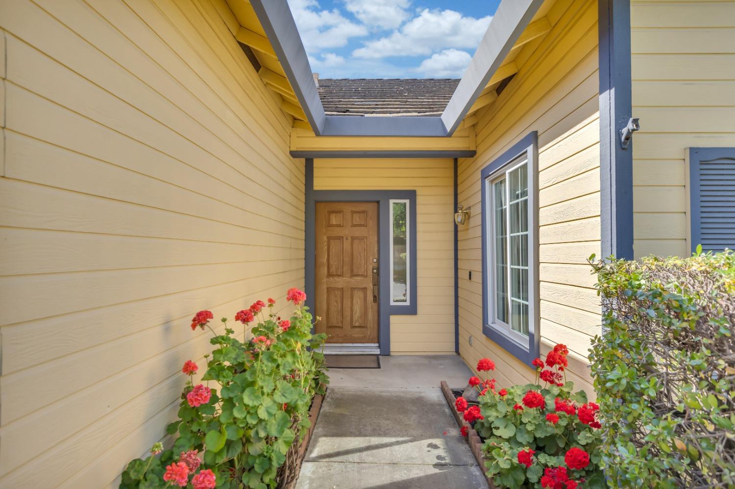 Detail Gallery Image 4 of 53 For 8982 Chantal Way, Sacramento,  CA 95829 - 3 Beds | 2 Baths