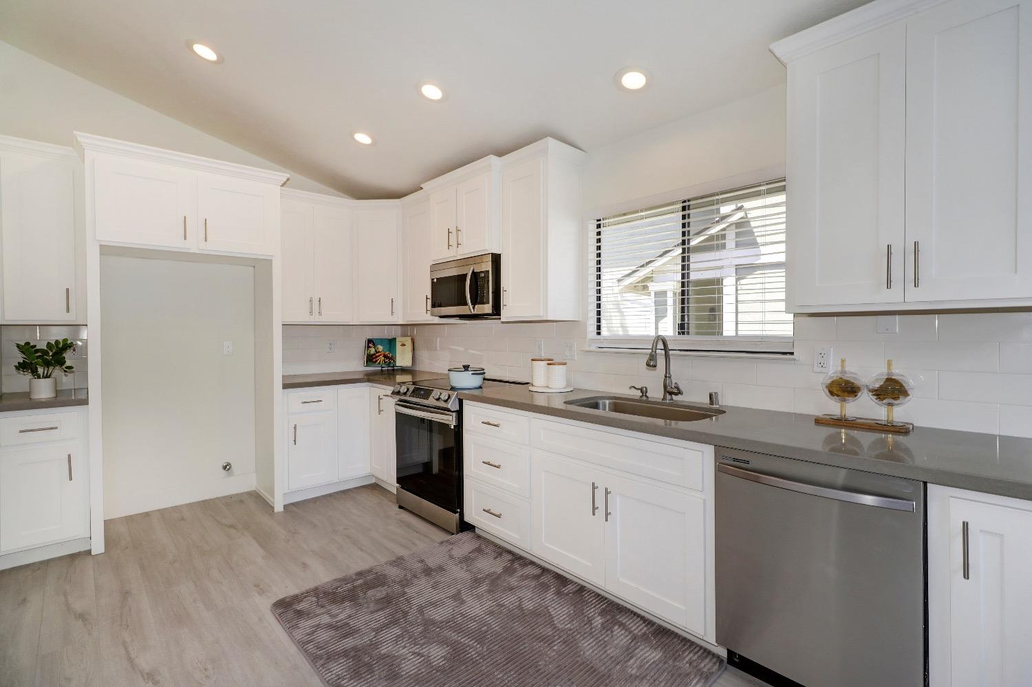 Detail Gallery Image 10 of 42 For 6441 Sunnyfield Way, Sacramento,  CA 95823 - 3 Beds | 2 Baths