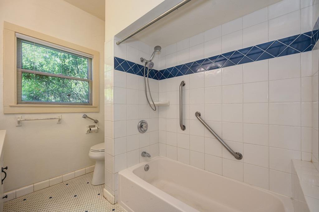 Detail Gallery Image 8 of 27 For 3157 5th Ave, Sacramento,  CA 95817 - 2 Beds | 1 Baths