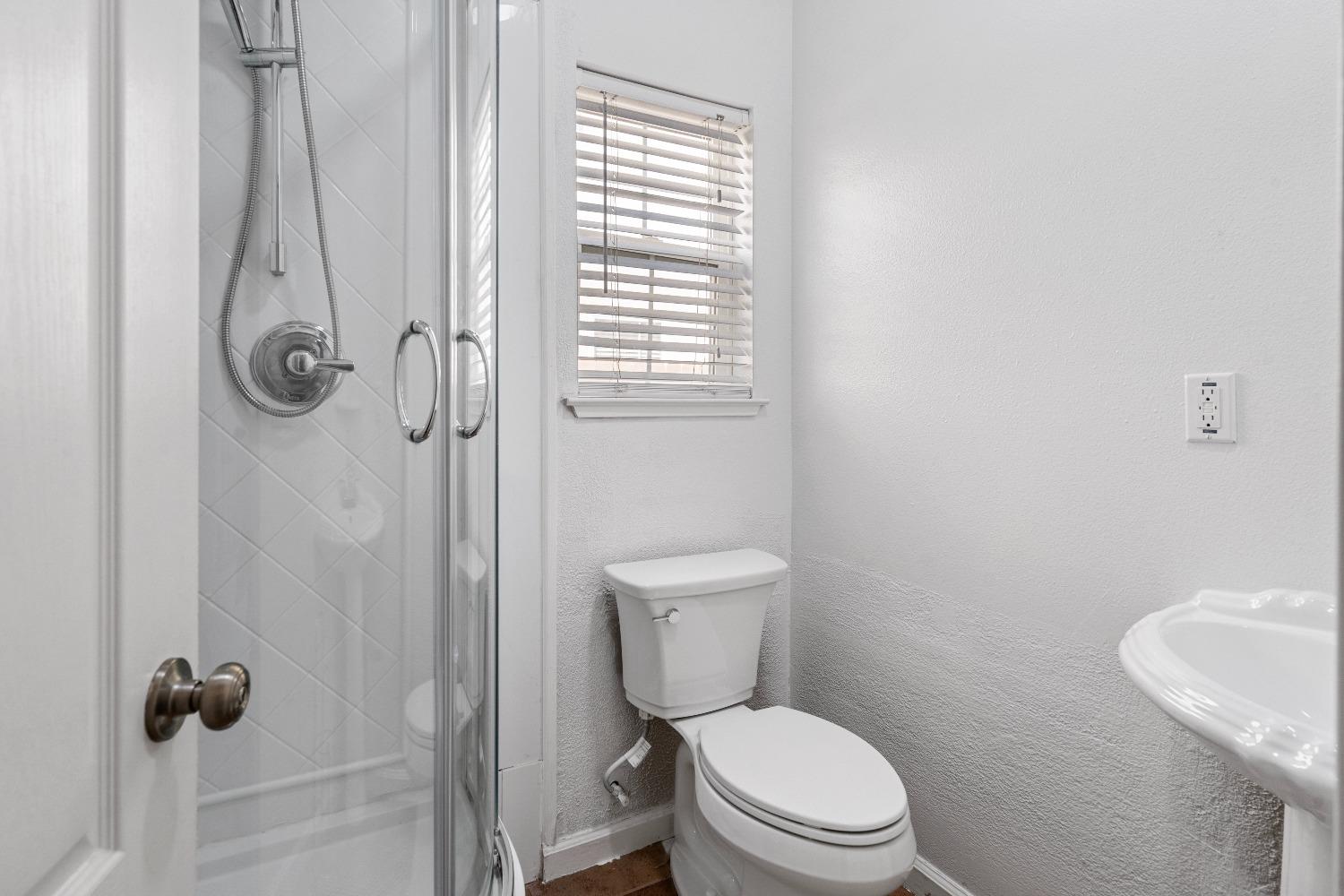 Detail Gallery Image 8 of 34 For 207 Barcelona Dr, Tracy,  CA 95377 - 5 Beds | 2/1 Baths