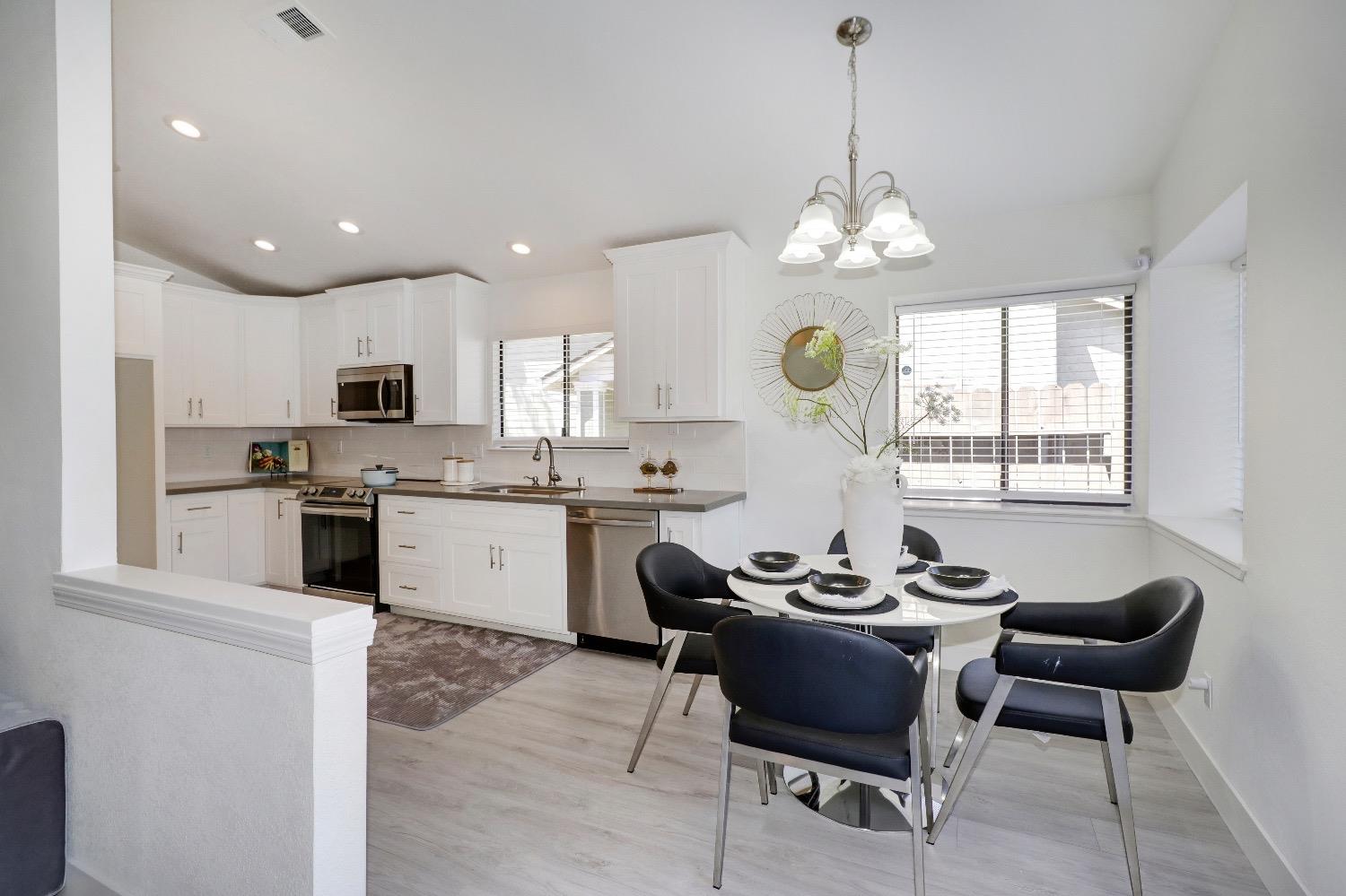 Detail Gallery Image 7 of 42 For 6441 Sunnyfield Way, Sacramento,  CA 95823 - 3 Beds | 2 Baths