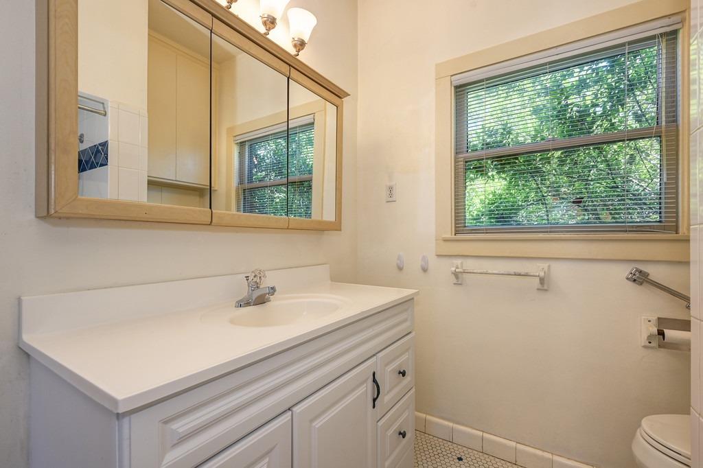 Detail Gallery Image 7 of 27 For 3157 5th Ave, Sacramento,  CA 95817 - 2 Beds | 1 Baths