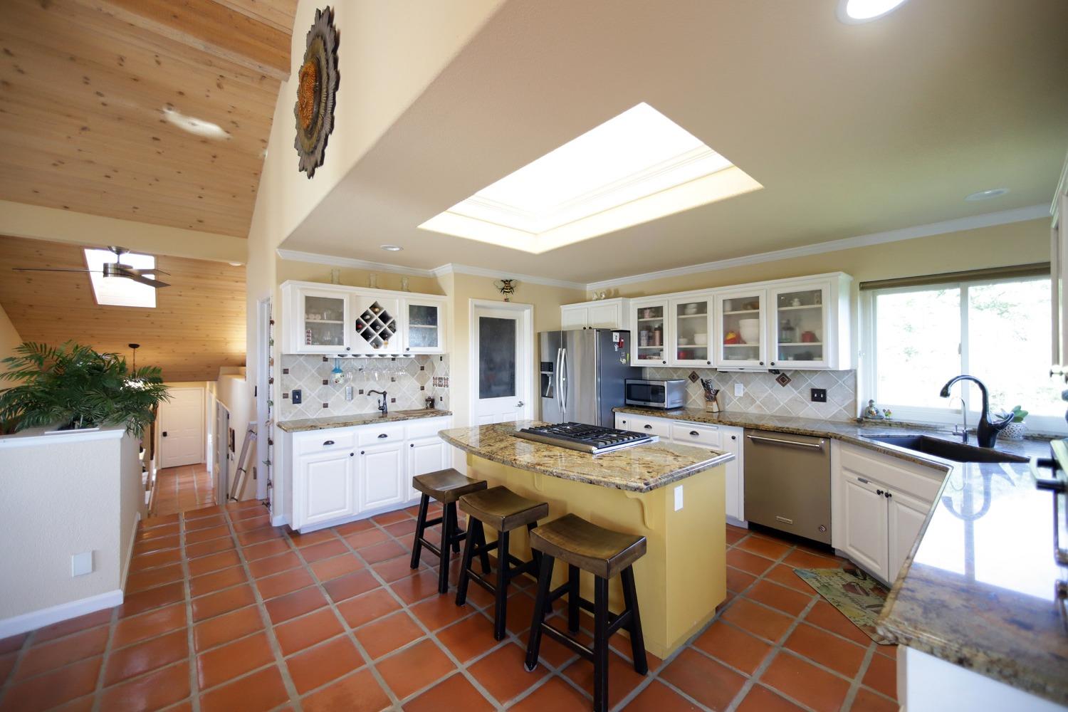 Detail Gallery Image 15 of 61 For 3476 Airport Rd, Placerville,  CA 95667 - 4 Beds | 3/1 Baths