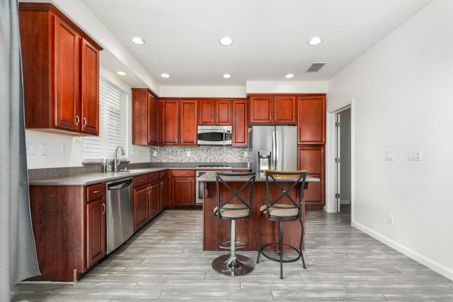 Detail Gallery Image 5 of 22 For 18 Suffolk Hills Pl, Sacramento,  CA 95835 - 4 Beds | 2/1 Baths