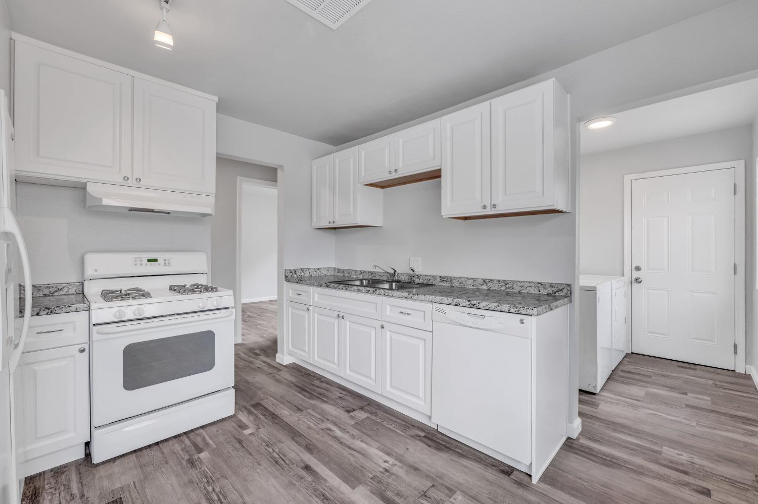 Detail Gallery Image 10 of 29 For 2320 Traction Avenue, Sacramento,  CA 95815 - 3 Beds | 1 Baths