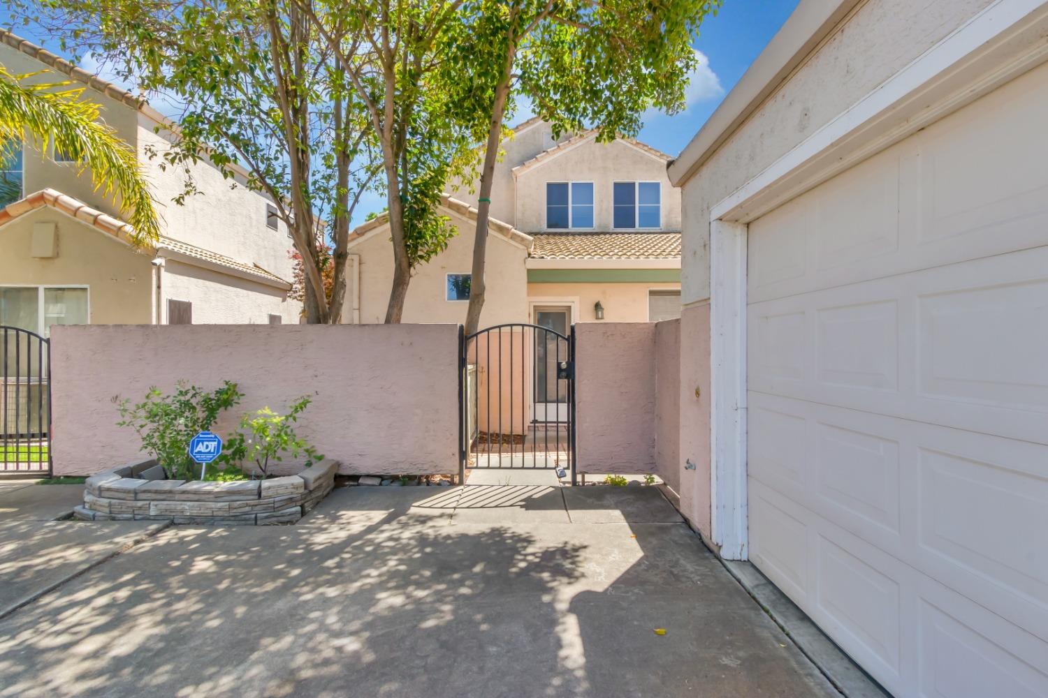 Detail Gallery Image 3 of 59 For 3134 E Laguna Ct, Elk Grove,  CA 95758 - 3 Beds | 2/1 Baths