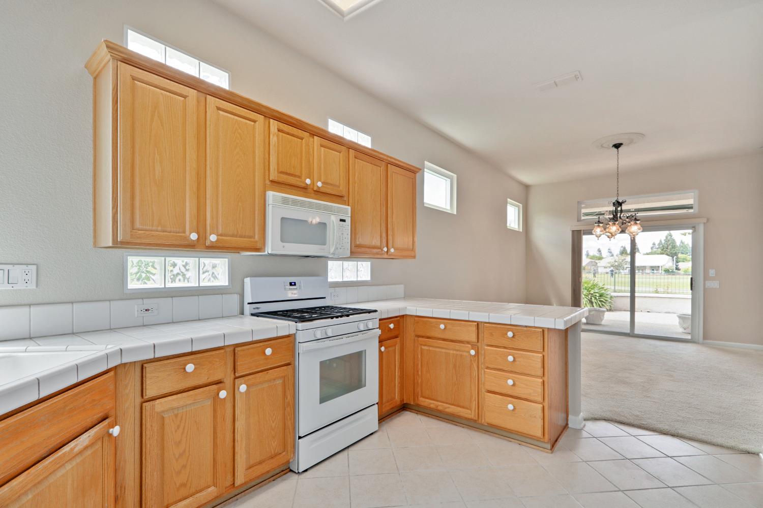 Detail Gallery Image 15 of 45 For 6161 Rose Garden Ln, Roseville,  CA 95747 - 3 Beds | 2 Baths