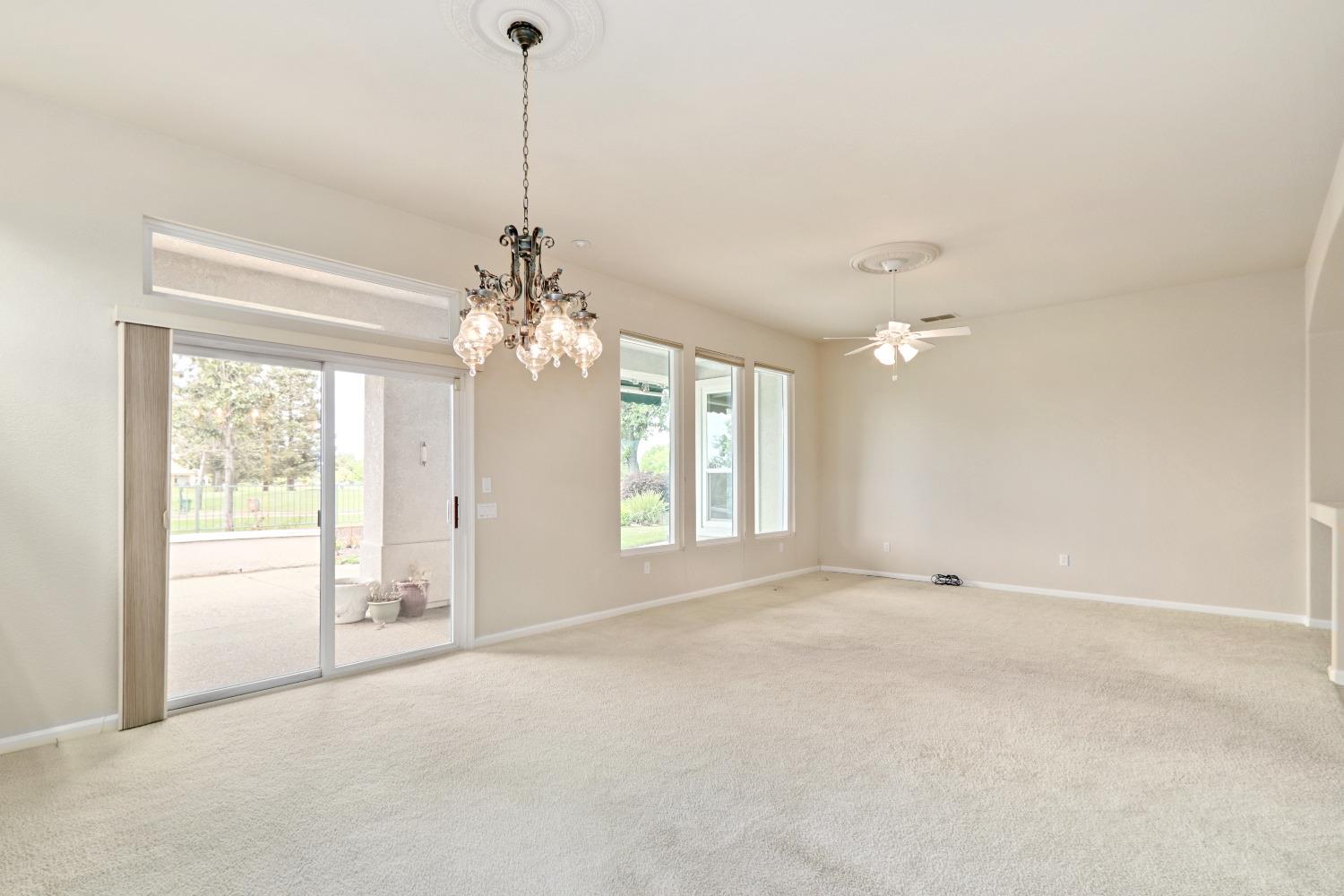 Detail Gallery Image 8 of 45 For 6161 Rose Garden Ln, Roseville,  CA 95747 - 3 Beds | 2 Baths