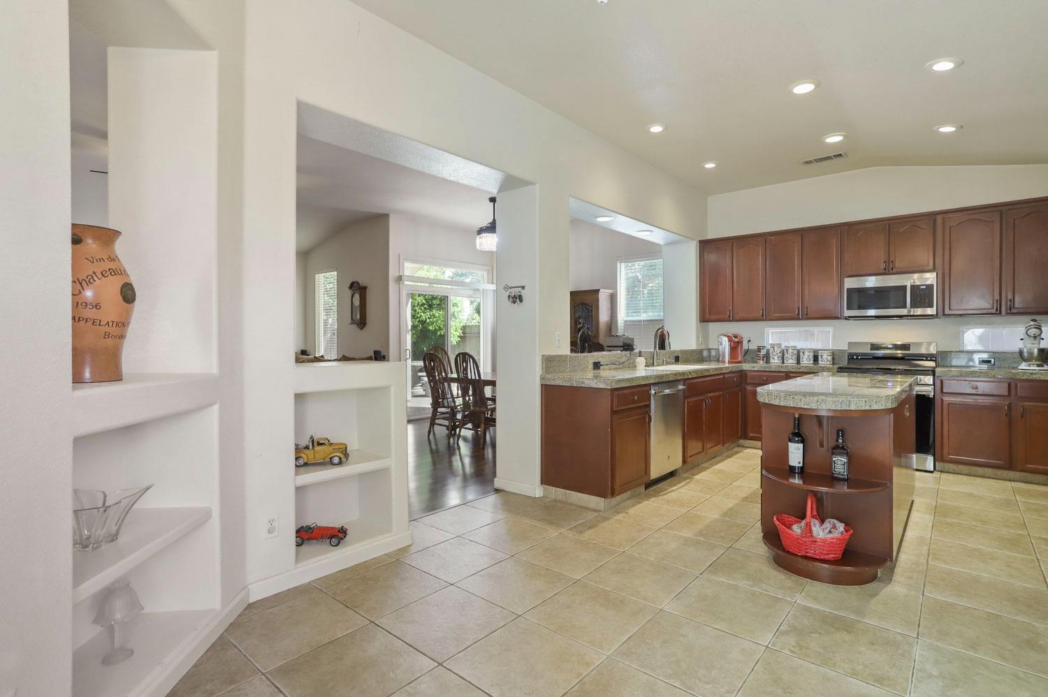Detail Gallery Image 9 of 35 For 950 Maggiore Ln, Manteca,  CA 95337 - 4 Beds | 2 Baths