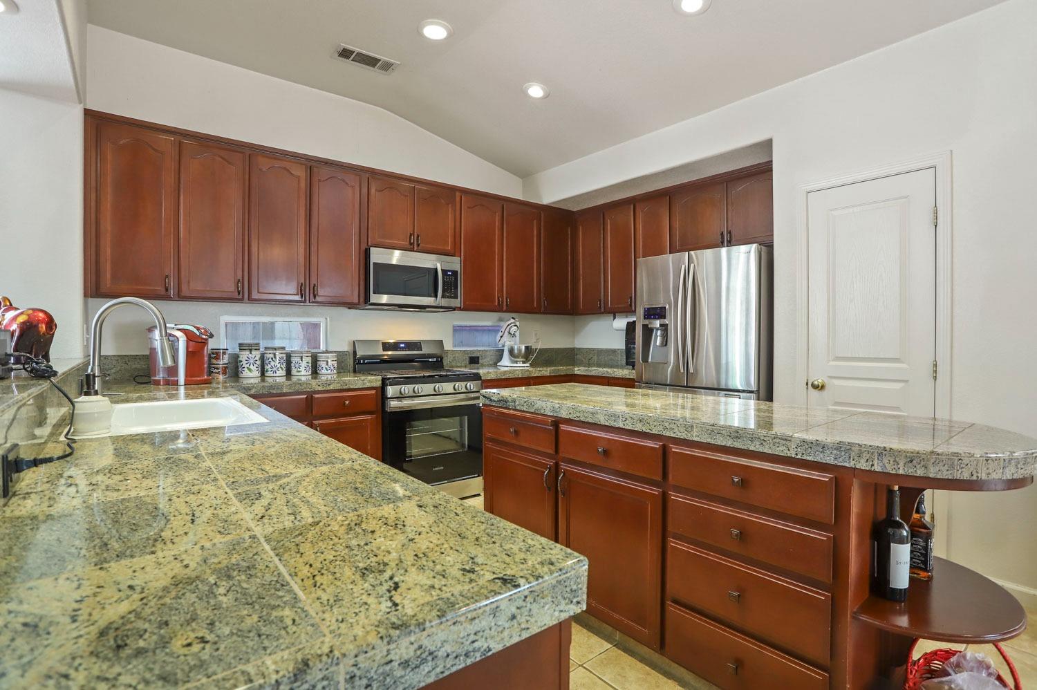 Detail Gallery Image 11 of 35 For 950 Maggiore Ln, Manteca,  CA 95337 - 4 Beds | 2 Baths