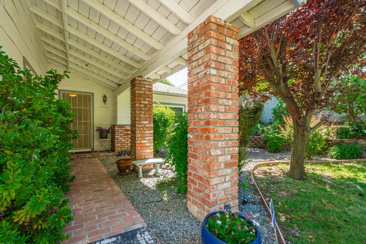 Detail Gallery Image 3 of 38 For 7404 Knudsen Way, Citrus Heights,  CA 95621 - 3 Beds | 2 Baths