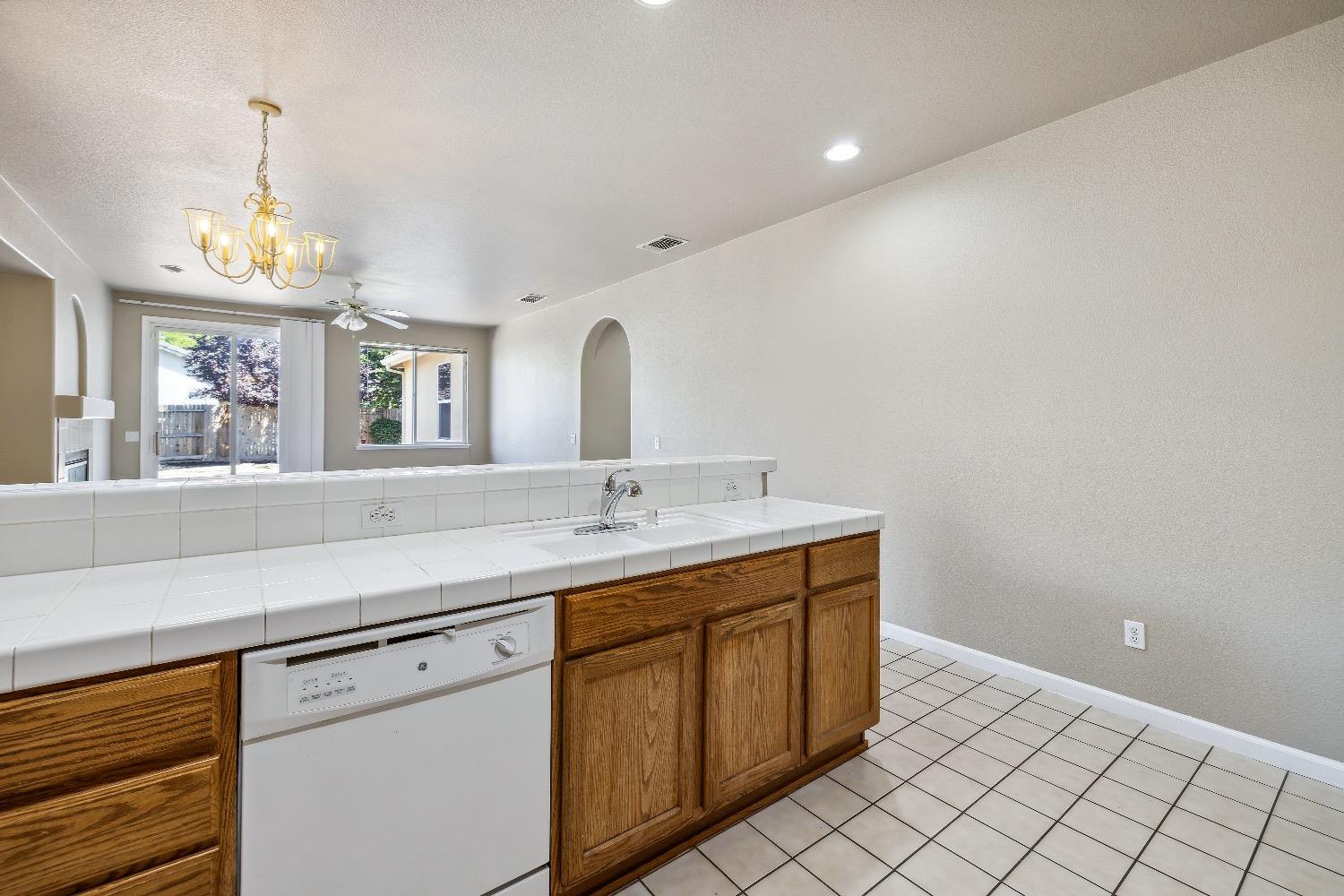 Detail Gallery Image 6 of 28 For 5468 Gracen Way, Sacramento,  CA 95835 - 3 Beds | 2 Baths