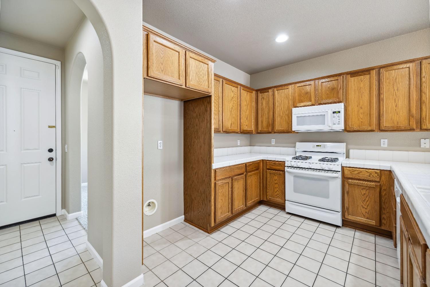 Detail Gallery Image 7 of 28 For 5468 Gracen Way, Sacramento,  CA 95835 - 3 Beds | 2 Baths