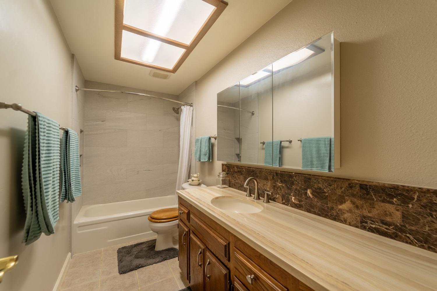 Detail Gallery Image 16 of 28 For 845 Siskiyou Ln, Manteca,  CA 95336 - 4 Beds | 2 Baths