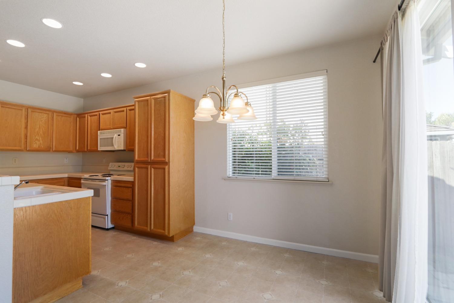 Detail Gallery Image 12 of 31 For 664 Costa Ln, Lincoln,  CA 95648 - 3 Beds | 2 Baths