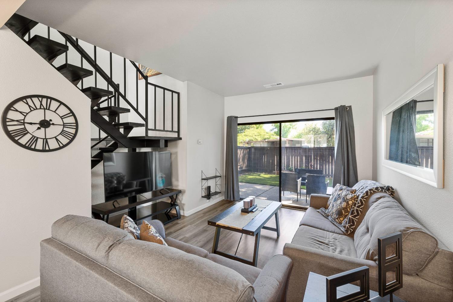 Detail Gallery Image 1 of 20 For 5107 Griffin Oaks Ln, Sacramento,  CA 95841 - 2 Beds | 1 Baths