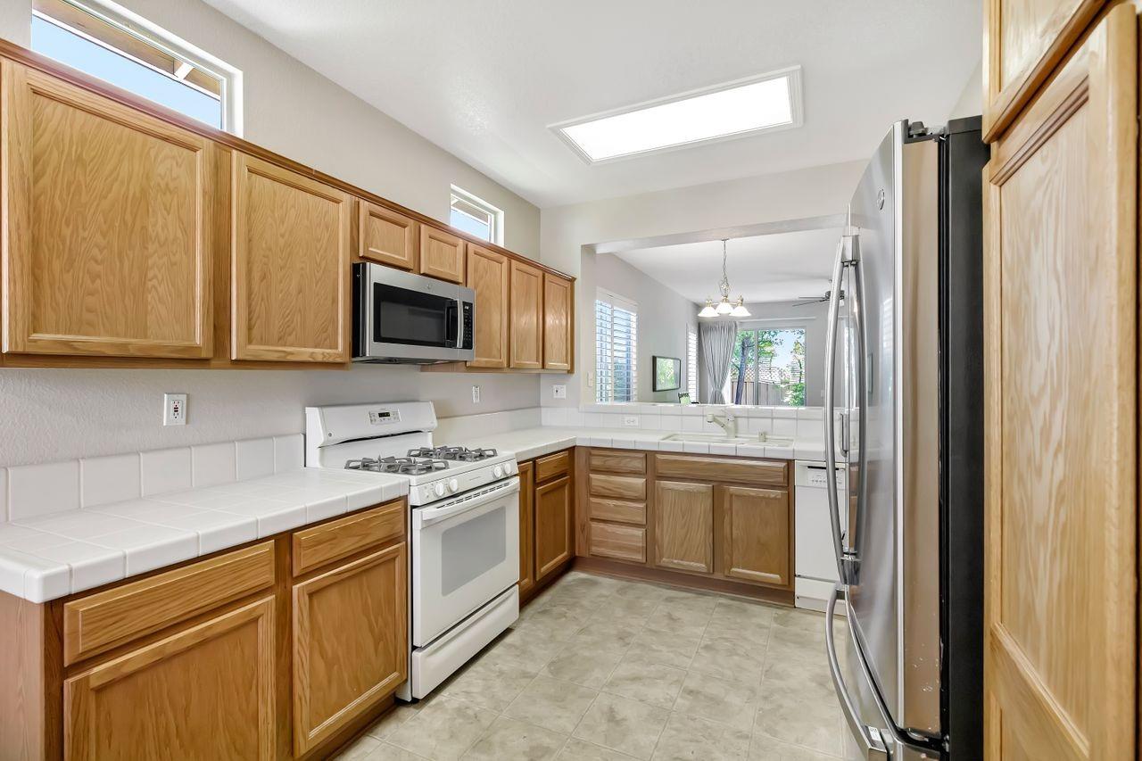 Detail Gallery Image 8 of 32 For 2045 Stonecrest Ln, Lincoln,  CA 95648 - 2 Beds | 2 Baths