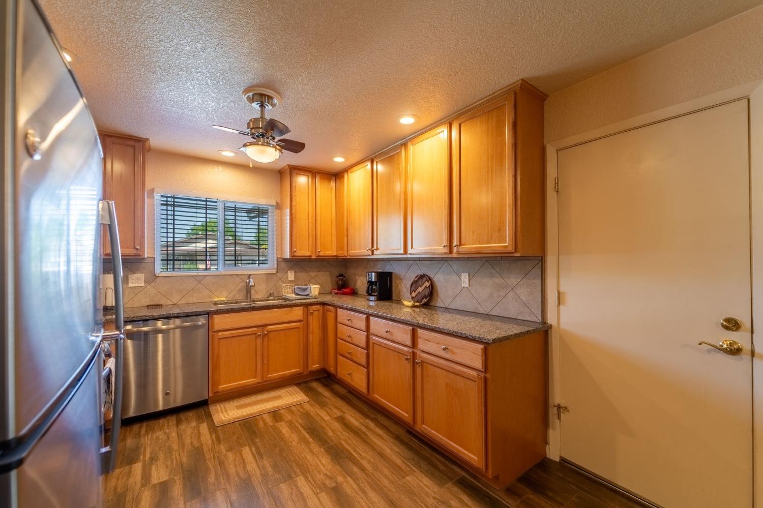 Detail Gallery Image 7 of 28 For 845 Siskiyou Ln, Manteca,  CA 95336 - 4 Beds | 2 Baths