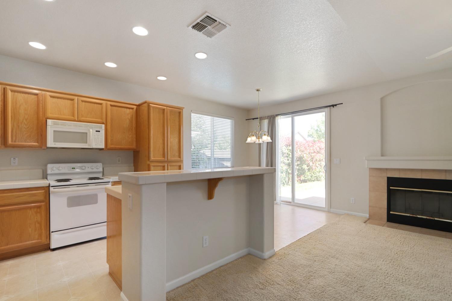 Detail Gallery Image 11 of 31 For 664 Costa Ln, Lincoln,  CA 95648 - 3 Beds | 2 Baths