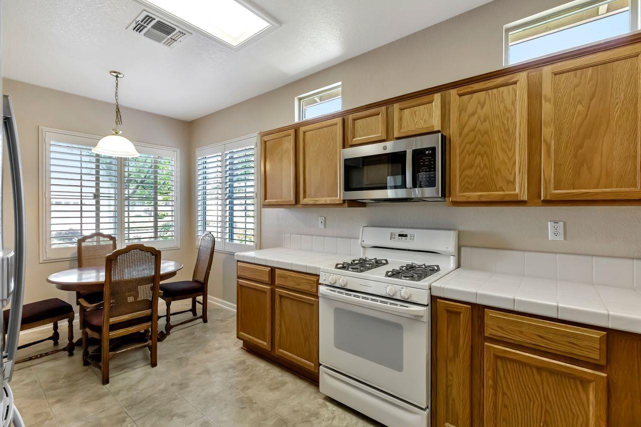 Detail Gallery Image 10 of 32 For 2045 Stonecrest Ln, Lincoln,  CA 95648 - 2 Beds | 2 Baths