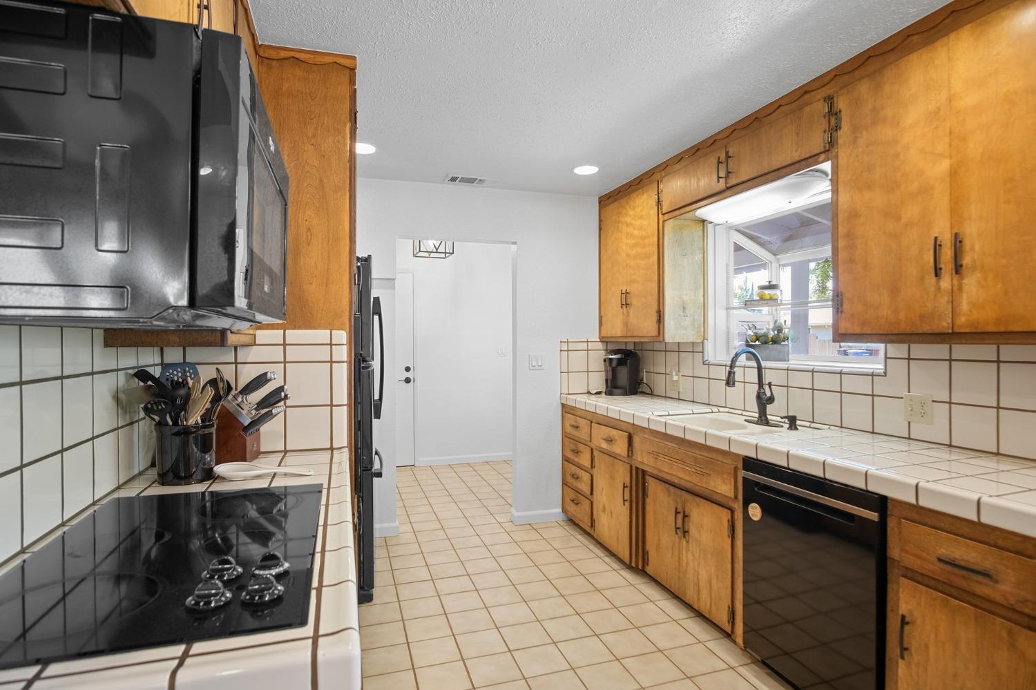 Detail Gallery Image 10 of 32 For 1818 Waring Way, Modesto,  CA 95350 - 3 Beds | 2 Baths