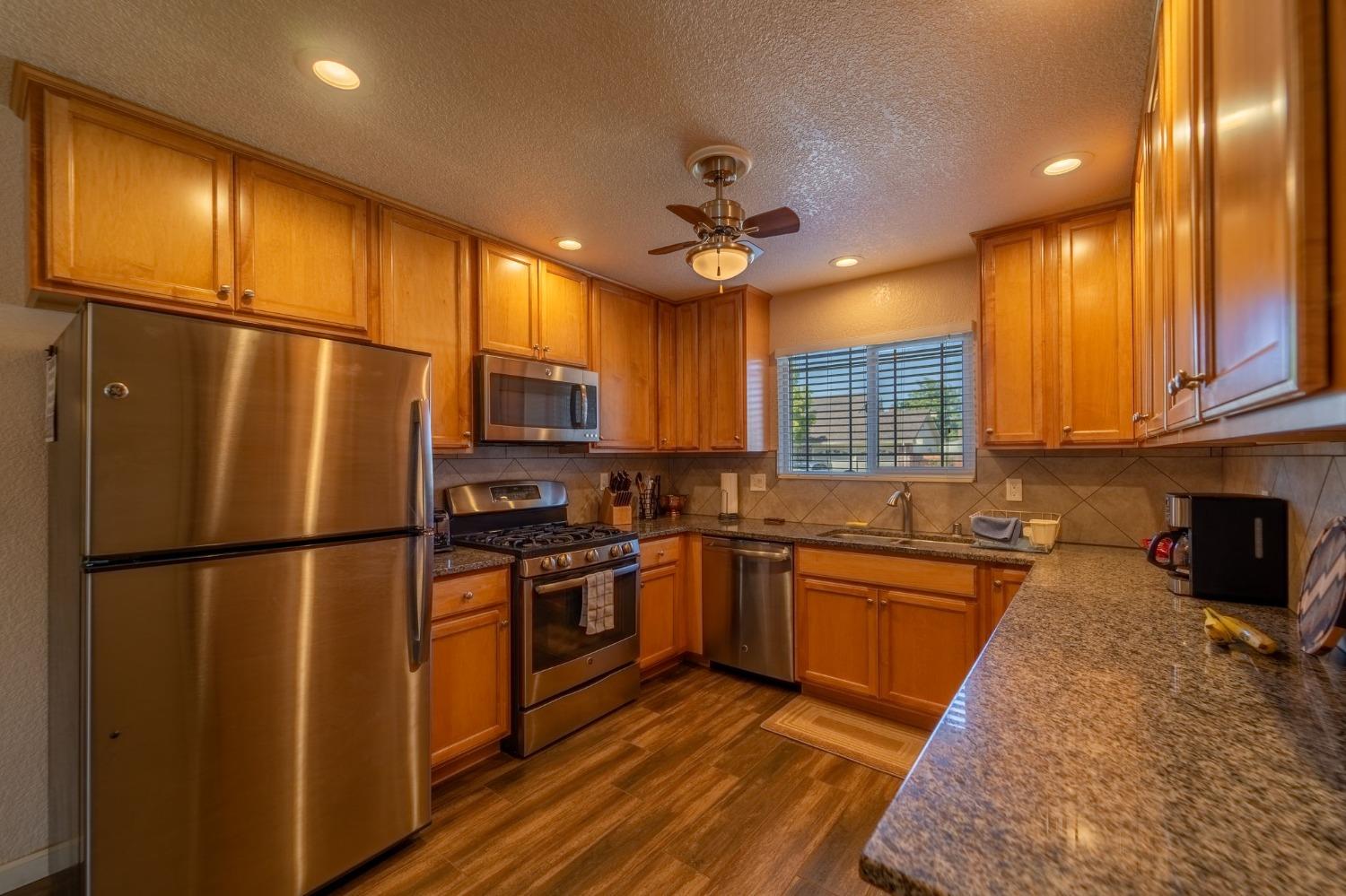 Detail Gallery Image 8 of 28 For 845 Siskiyou Ln, Manteca,  CA 95336 - 4 Beds | 2 Baths