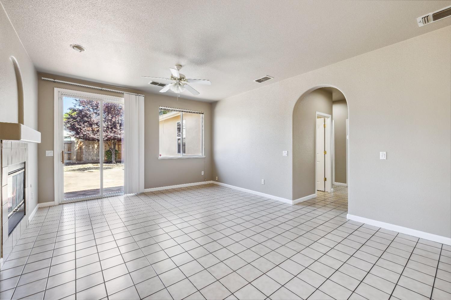 Detail Gallery Image 12 of 28 For 5468 Gracen Way, Sacramento,  CA 95835 - 3 Beds | 2 Baths