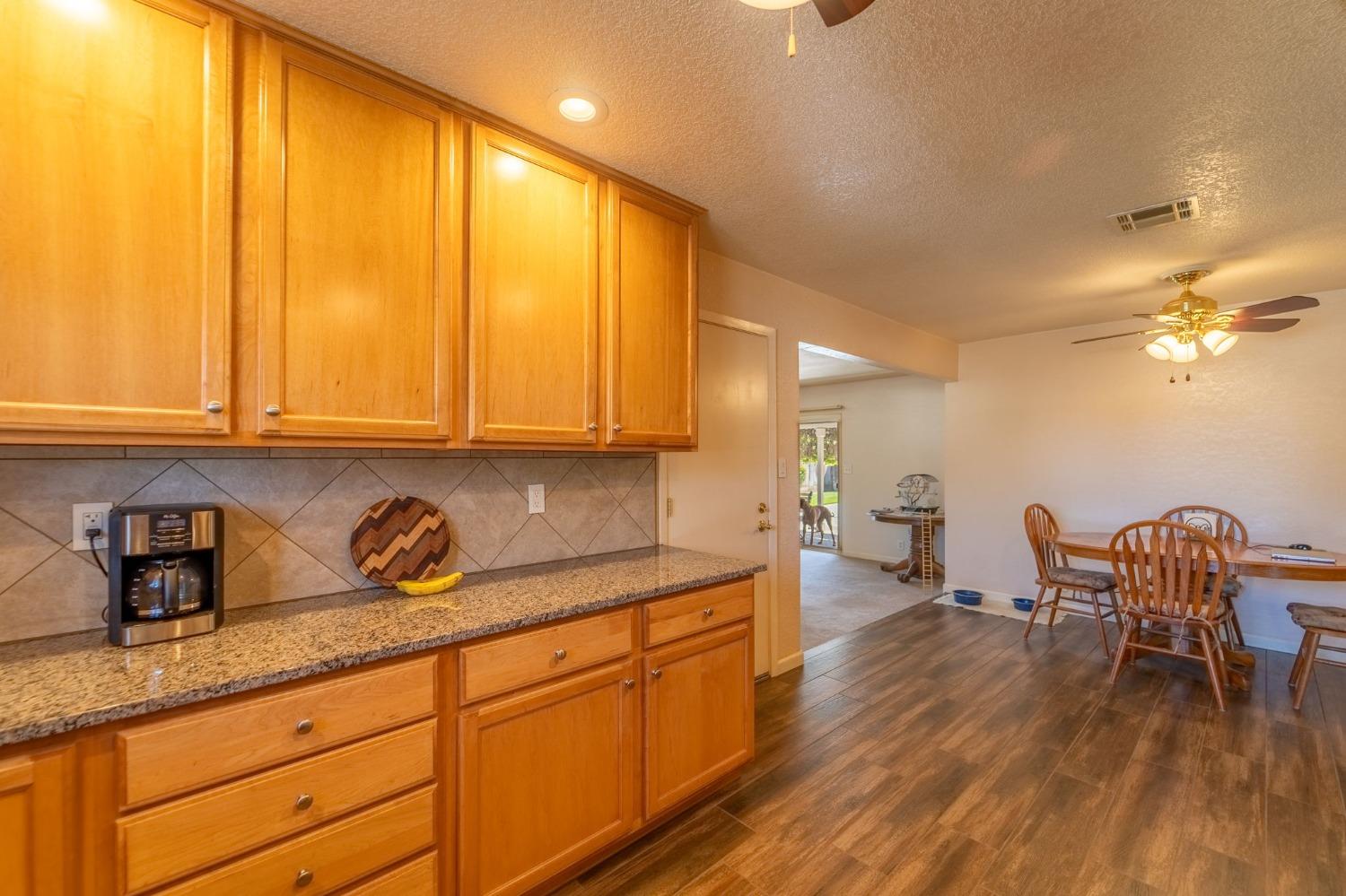 Detail Gallery Image 10 of 28 For 845 Siskiyou Ln, Manteca,  CA 95336 - 4 Beds | 2 Baths