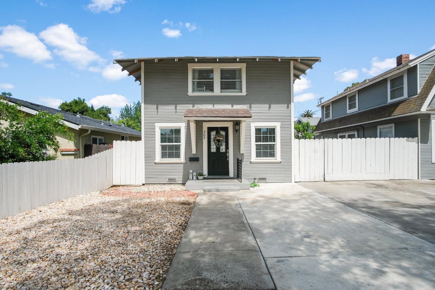 Detail Gallery Image 2 of 23 For 209 N 5th St, Patterson,  CA 95363 - 5 Beds | 4 Baths