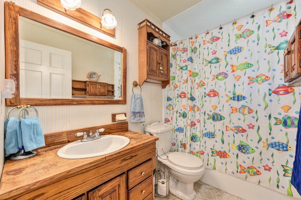 Detail Gallery Image 9 of 18 For 729 W Cross St, Woodland,  CA 95695 - 4 Beds | 2/1 Baths